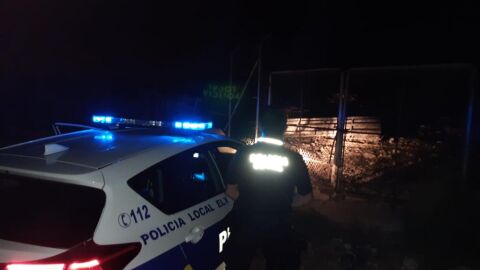 La llamada de un vecino alert&oacute; a la Polic&iacute;a Local sobre un veh&iacute;culo sospechoso del que se bajaron varios individuos 