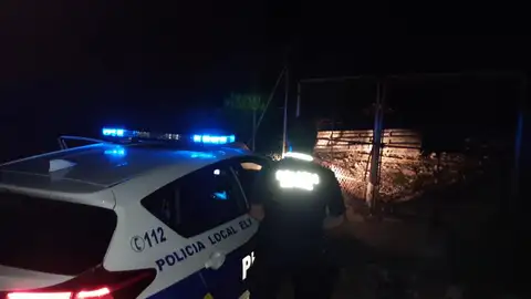 La Policía Local de Elche en el lugar de los hechos. La llamada de un vecino alertó a la Policía Local sobre un vehículo sospechoso del que se bajaron varios individuos