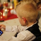 Imagen de archivo de dos niños jugando con un teléfono móvil