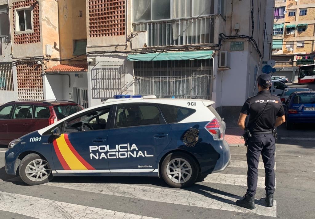 Un hombre roba en una casa de Alicante y la policía le detiene tras olvidar un maletín Un hombre roba en una casa de Alicante y la policía le detiene tras olvidar un maletín