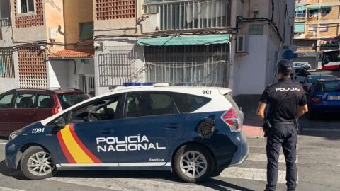 Una patrulla en una calle de Alicante