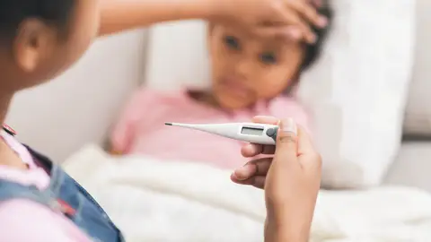 Niña con fiebre Niña con fiebre
