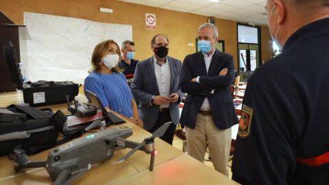 Representantes del Ayuntamiento y de los Bomberos en la presentaci&oacute;n