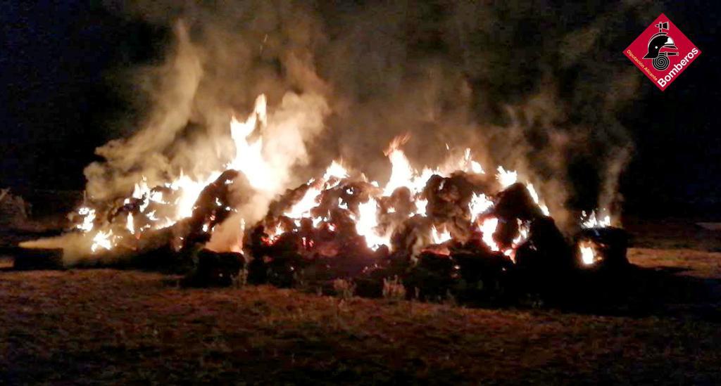 Los bomberos sofocan un incendio de balas de paja en Aspe Los bomberos sofocan un incendio de balas de paja en Aspe