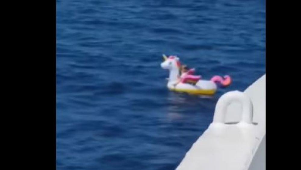 Rescatan a una niña arrastrada en su flotador de unicornio