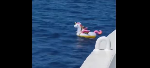 Un ferry salva a una niña de cuatro años que había sido arrastrada mar adentro en su flotador de unicornio Un ferry salva a una niña de cuatro años que había sido arrastrada mar adentro en su flotador de unicornio