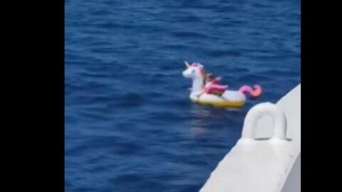 Rescatan a una ni&ntilde;a arrastrada en su flotador de unicornio