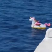 Rescatan a una niña arrastrada en su flotador de unicornio