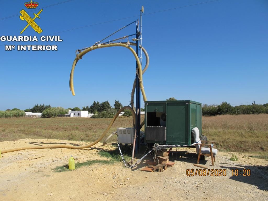 La Guardia Civil investiga a trece personas por extracción ilegal de agua del acuífero existente entre Conil y Chiclana La Guardia Civil investiga a trece personas por extracción ilegal de agua del acuífero existente entre Conil y Chiclana