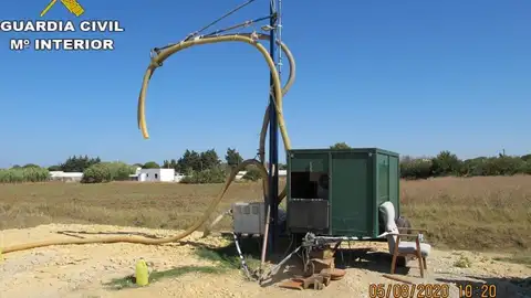 Imagen de un extractor ilegal de agua Imagen de un extractor ilegal de agua