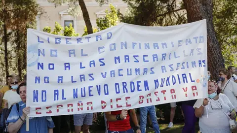 Los negacionistas, algunos con mascarilla, piden 'libertad' ante las medidas sanitarias impuestas Los negacionistas, algunos con mascarilla, piden 'libertad' ante las medidas sanitarias impuestas