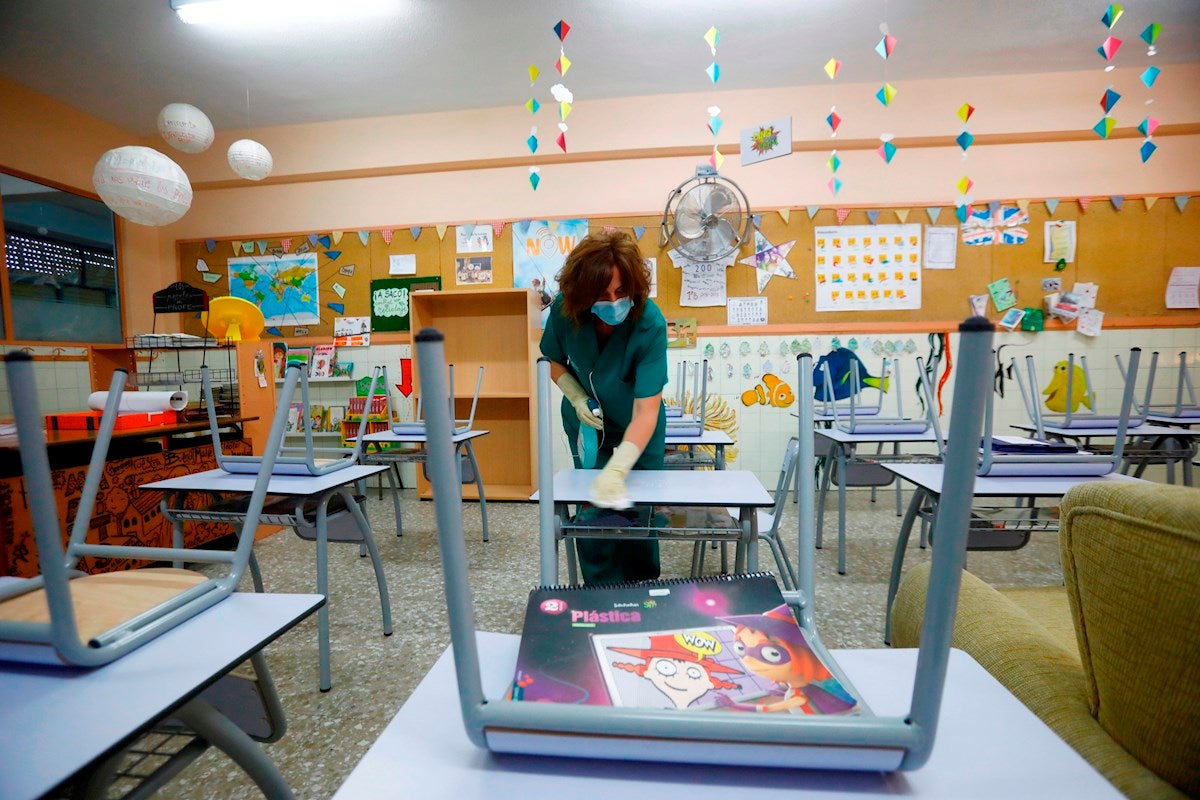 El curso escolar comenzará con uso obligatorio de mascarillas para mayores de seis años, distancia de seguridad y rebaja de ratio por aulas El curso escolar comenzará con uso obligatorio de mascarillas para mayores de seis años, distancia de seguridad y rebaja de ratio por aulas