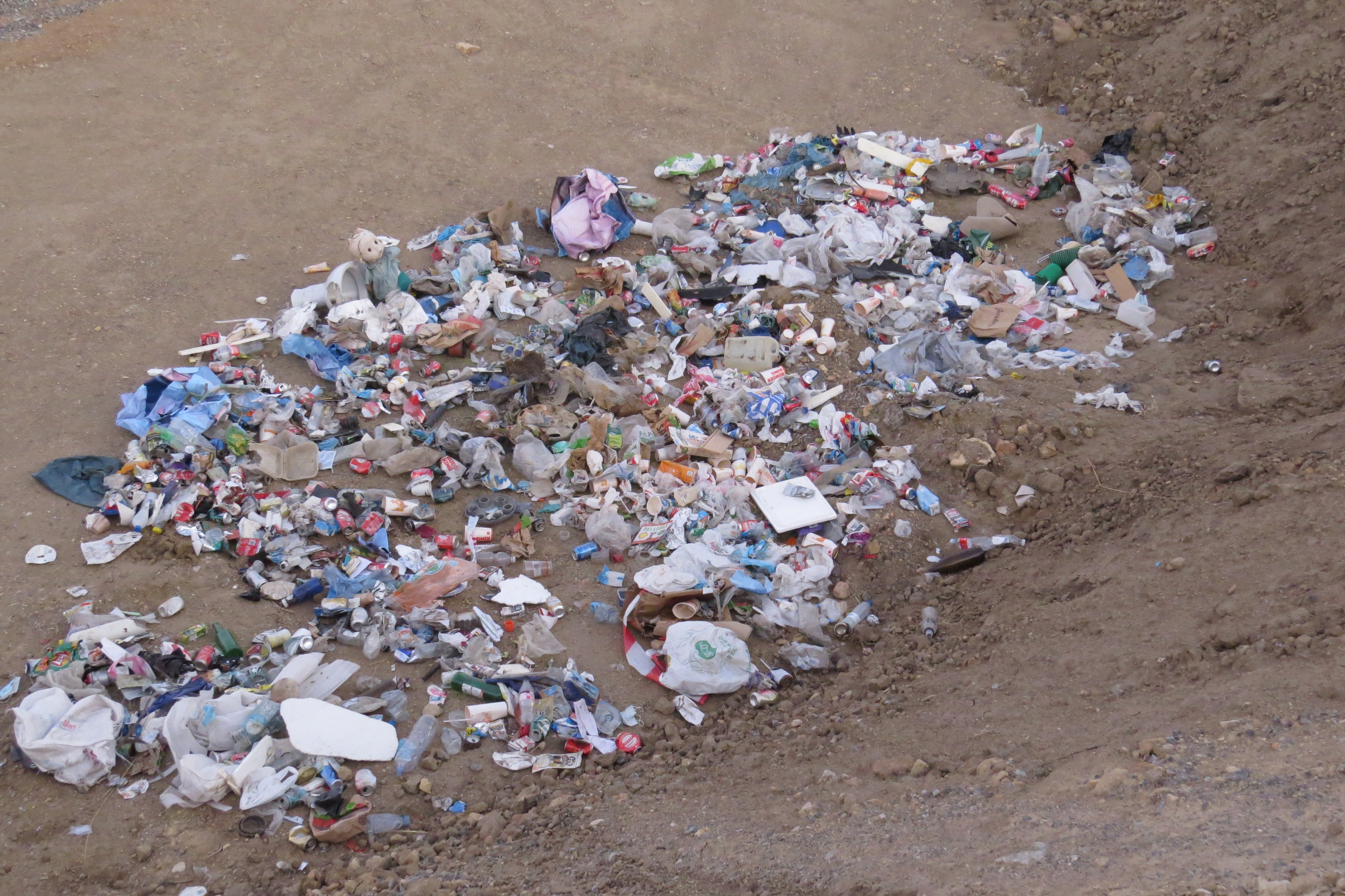 70 kgs. de basura en las cunetas 70 kgs. de basura en las cunetas
