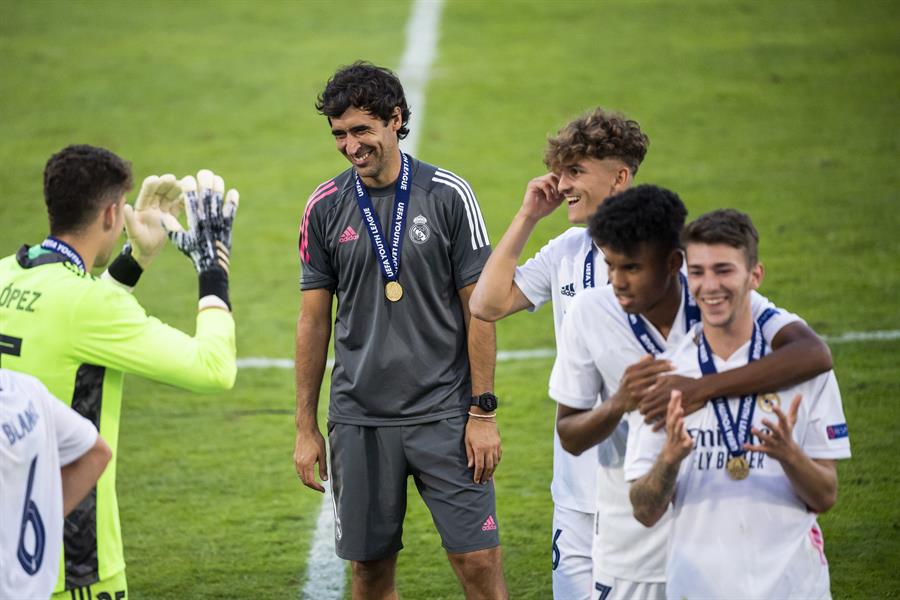 Raúl González, tras ganar la Youth League: "Es uno de mis días más felices en el Real Madrid" Raúl González, tras ganar la Youth League: "Es uno de mis días más felices en el Real Madrid"