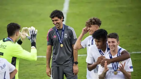 Raúl González, feliz tras ganar la Youth League con el Real Madrid. Raúl González, feliz tras ganar la Youth League con el Real Madrid.