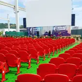 Con motivo de las fechas en las que se tenían que haber celebrado las fiestas de San Antolín, la familia Margareto ha organizado una serie de actividades en el espacio cines, eventos, outdoor Omy. Tres jornadas en las que la música y los monólogos serán protagonistas. El martes 1 de septiembre, a las 20:00 horas está prevista la celebración del concierto de White Oaks y a las 22:00 horas el monólogo de Chapu y Sergio Encinas. El jueves 3 de septiembre se podrá disfrutar del concierto de Sabinadas a las 20:00 horas y el monólogo de Alex Clavero. Para finalizar este ciclo, el sábado 5 de septiembre, el espacio OMY acogerá la actuación de “Mujer contra Mujer” a las 20:00 horas y el monólogo de Carolina Noriega. Con motivo de las fechas en las que se tenían que haber celebrado las fiestas de San Antolín, la familia Margareto ha organizado una serie de actividades en el espacio cines, eventos, outdoor Omy. Tres jornadas en las que la música y los monólogos serán protagonistas. El martes 1 de septiembre, a las 20:00 horas está prevista la celebración del concierto de White Oaks y a las 22:00 horas el monólogo de Chapu y Sergio Encinas. El jueves 3 de septiembre se podrá disfrutar del concierto de Sabinadas a las 20:00 horas y el monólogo de Alex Clavero. Para finalizar este ciclo, el sábado 5 de septiembre, el espacio OMY acogerá la actuación de “Mujer contra Mujer” a las 20:00 horas y el monólogo de Carolina Noriega.
