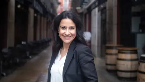 La escritora Sylvia Herrero La escritora zaragozana Sylvia Herrero, autora de la trilogía sobre Santa Manuela