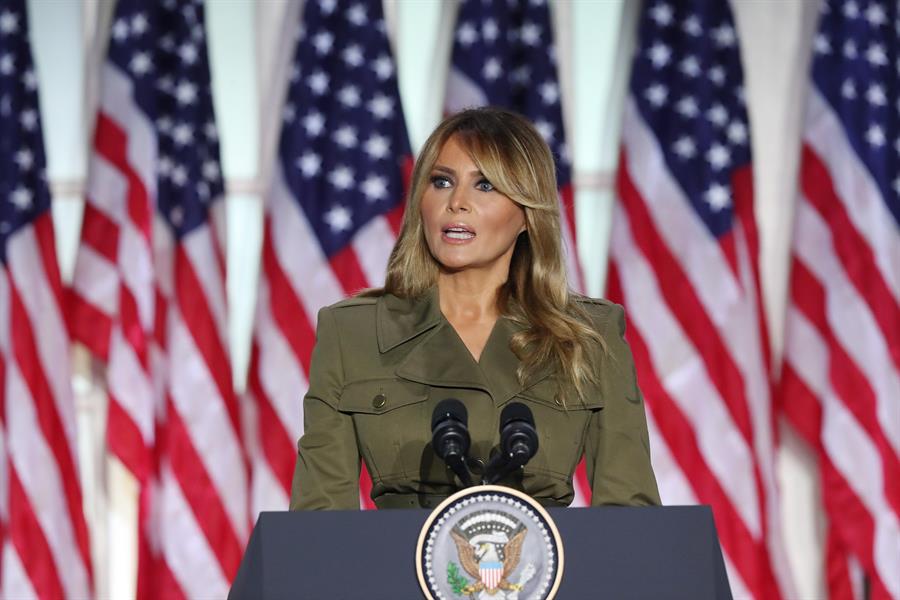 Melania Trump defiende su marido: "EEUU necesita más que nunca su liderazgo" Melania Trump defiende su marido: "EEUU necesita más que nunca su liderazgo"