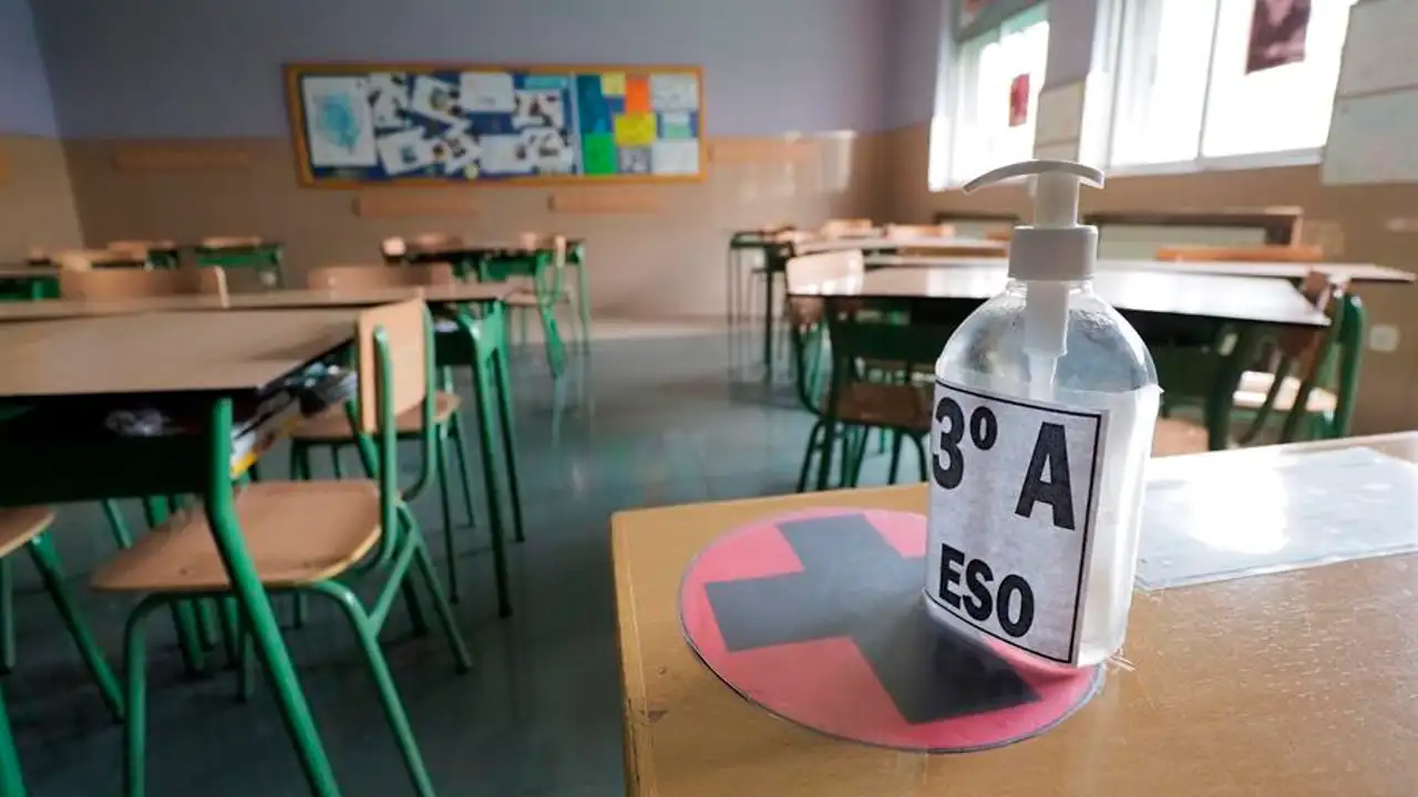 Gel hidroalcohólico en el aula de un colegio Gel hidroalcohólico en el aula de un colegio