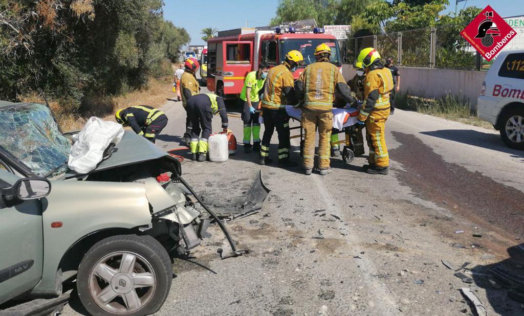 Dos coches colisionan en Elche dejando cinco heridos Dos coches colisionan en Elche dejando cinco heridos