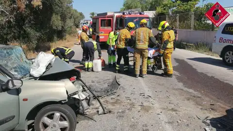 Accidente de tráfico en la carretera La Marina de Elche. El pasado martes, sobre las 16 horas de la tarde, se produjo un accidente entre dos turismos en la carretera La Marina en la ciudad de Elche dejando cinco heridos.