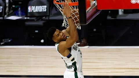 En la imagen, el ala-p&iacute;vot estrella de los Bucks de Milwaukee, el griego Giannis Antetokounmpo. 