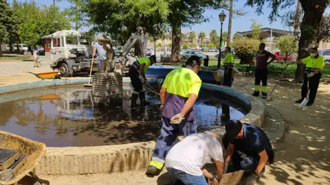 Operarios de COPLAGA trabajan en las labores de desinfección Operarios de COPLAGA trabajan en las labores de desinfección