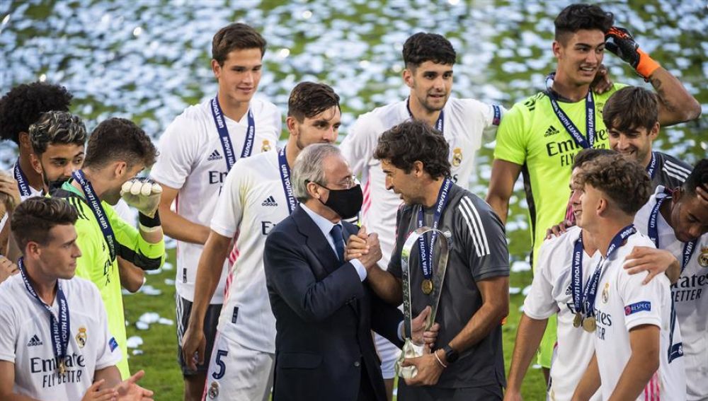 Raúl, con Florentino y los jugadores. 