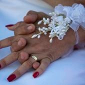Celebran 50 bodas simultáneas y las retransmiten para visibilizar la crisis del sector nupcial en España