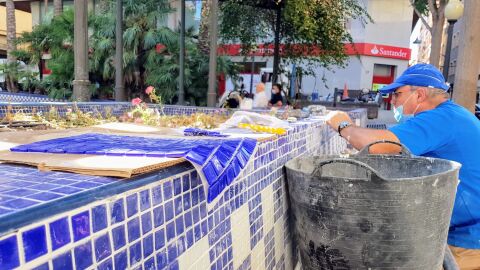 Las labores consisten en la reparaci&oacute;n de las teselas que forman el mosaico de las jardineras y de la fuente central, as&iacute; como los azulejos del suelo