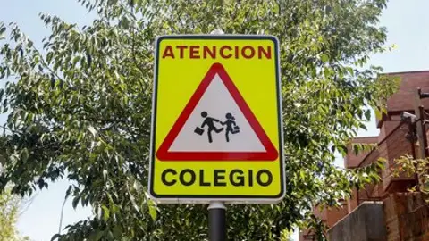 Señal de peligro 'atención colegio' Señal de peligro 'atención colegio'