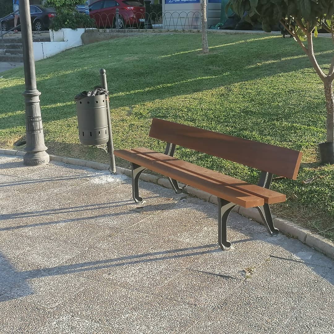 El Ayuntamiento de Arcos continúa con la renovación del mobiliario urbano El Ayuntamiento de Arcos continúa con la renovación del mobiliario urbano