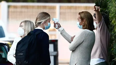 A la princesa Leonor le toman la temperatura antes de entrar al colegio Princesa Leonor, en su primer día de clase