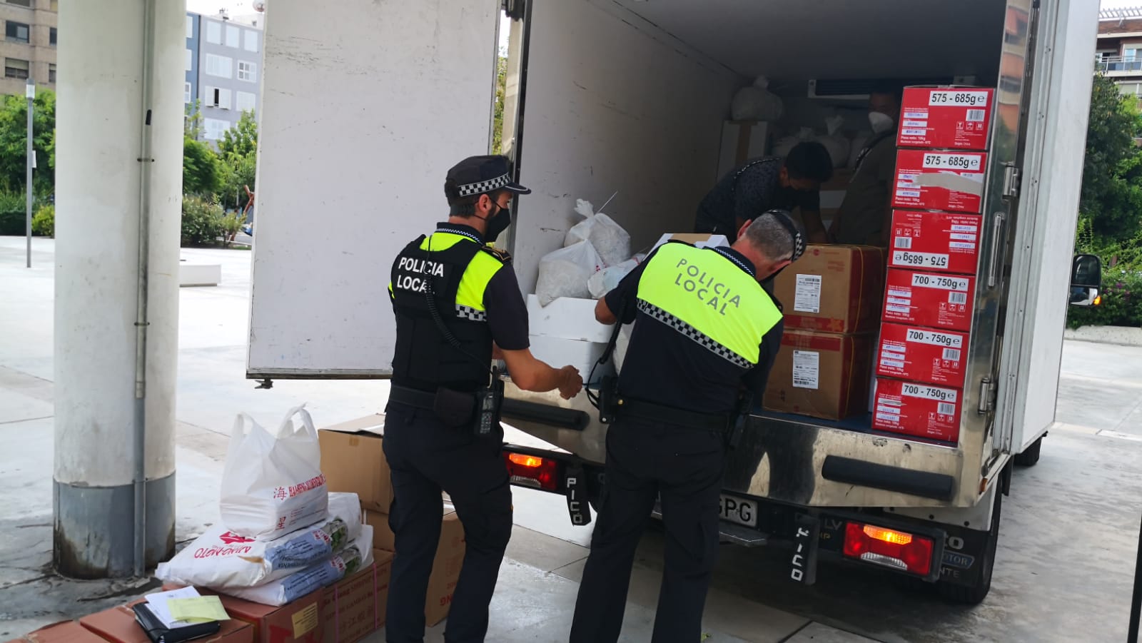 La Policía Local decomisa 340 kilos de alimentos en mal estado que iban a repartirse en restaurantes La Policía Local decomisa 340 kilos de alimentos en mal estado que iban a repartirse en restaurantes