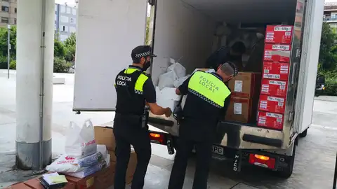 La Policía Local decomisa la mercancía La Policía Local decomisa la mercancía