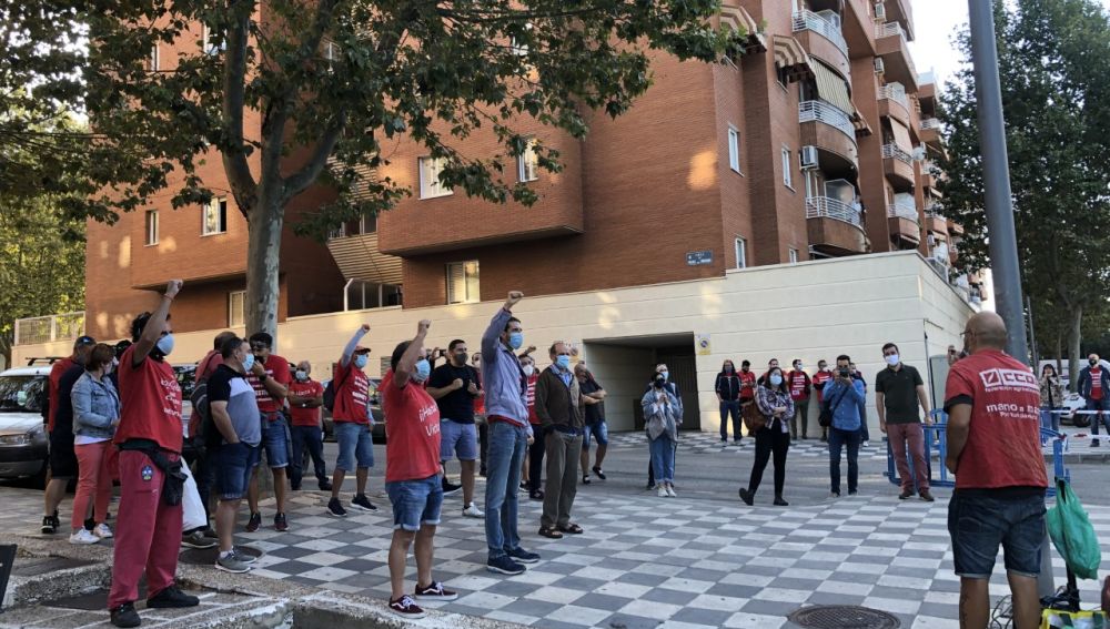 Protesta de los trabajadores a las puertas de los juzgados arropados por Podemos Castilla-La Mancha