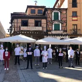 Representantes de la hostelería en señal de protesta Representantes de la hostelería en señal de protesta