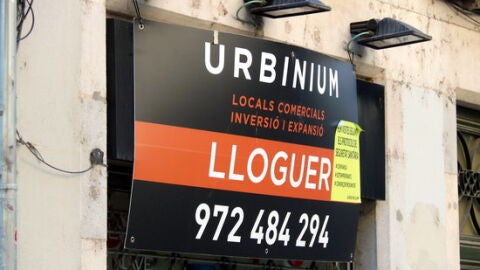 Cartell de lloguer a la Rambla de Girona