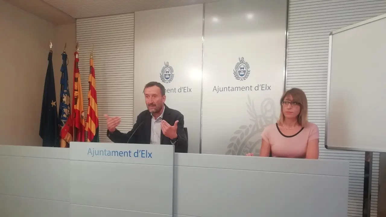 Carlos González y Patricia Maciá en el Ayuntamiento de Elche. Carlos González y Patricia Maciá en el Ayuntamiento de Elche.