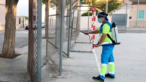 Un equipo de Emaya desinfecta espacios públicos y centros educativos de Palma. Palma
