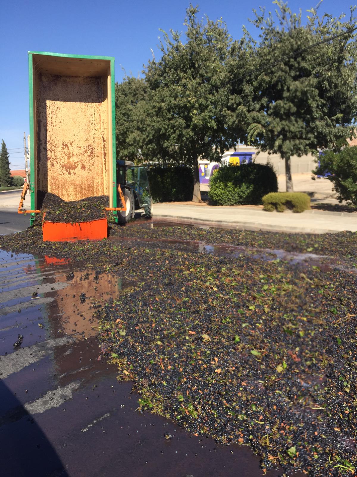 Viernes de vendimia con varios percances de tractores en la comarca Viernes de vendimia con varios percances de tractores en la comarca