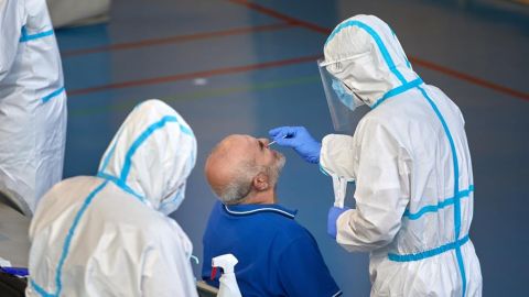 Personal sanitario realiza pruebas PCR 