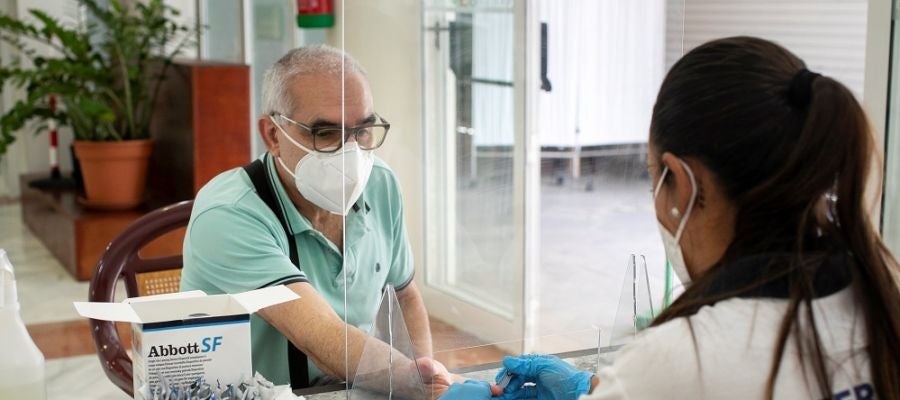 Una enfermera toma una muestra de sangre a un ciudadano para un test serológico en el Centro de Día de Mayores de La Isleta Una enfermera toma una muestra de sangre a un ciudadano para un test serológico en el Centro de Día de Mayores de La Isleta