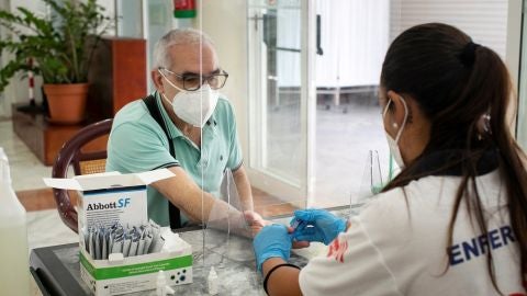 Una enfermera toma una muestra de sangre a un ciudadano para un test serol&oacute;gico en el Centro de D&iacute;a de Mayores de La Isleta