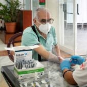 Una enfermera toma una muestra de sangre a un ciudadano para un test serológico en el Centro de Día de Mayores de La Isleta
