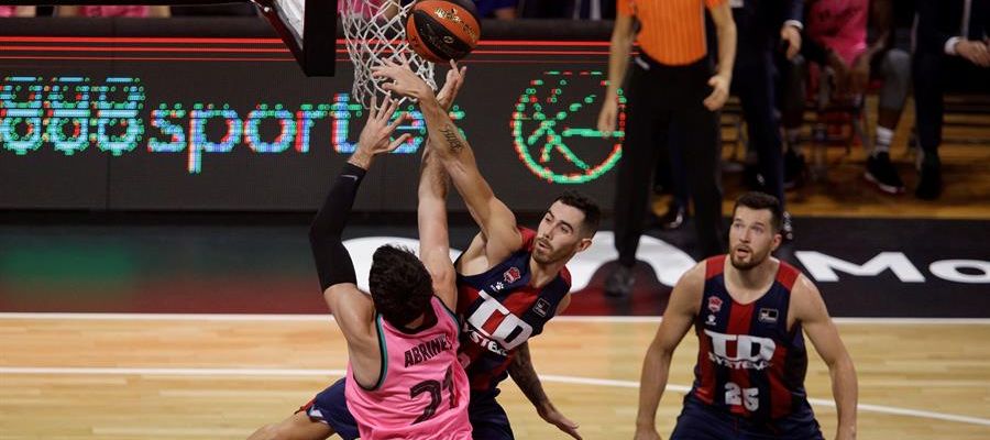 El alero español del Barça, Álex Abrines, disputa un balón con el base argentino del Systems Baskonia, Luca Vildoza. El alero español del Barça, Álex Abrines, disputa un balón con el base argentino del Systems Baskonia, Luca Vildoza.