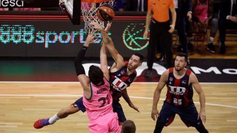 El alero espa&ntilde;ol del Bar&ccedil;a, &Aacute;lex Abrines, disputa un bal&oacute;n con el base argentino del Systems Baskonia, Luca Vildoza.