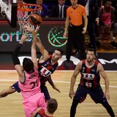 El alero español del Barça, Álex Abrines, disputa un balón con el base argentino del Systems Baskonia, Luca Vildoza. El alero español del Barça, Álex Abrines, disputa un balón con el base argentino del Systems Baskonia, Luca Vildoza.