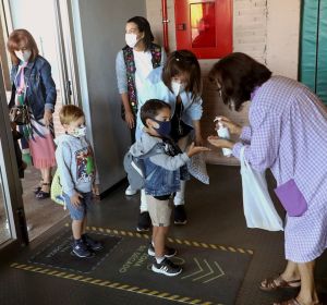 Imagen de varios niños entrando al colegio Imagen de varios niños entrando al colegio