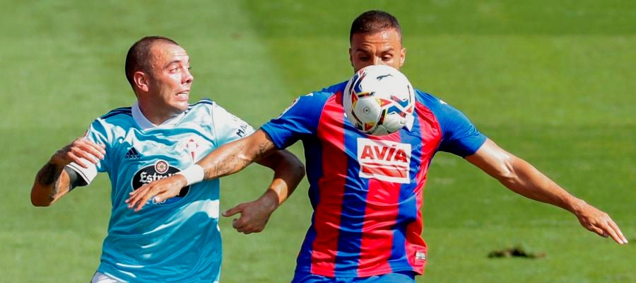 El centrocampista del Eibar, Pedro León y el delantero del Celta de Vigo Iago Aspas El centrocampista del Eibar, Pedro León y el delantero del Celta de Vigo Iago Aspas